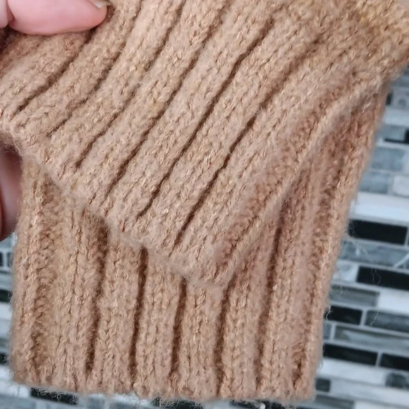 Urban Outfitters M Cropped Tan Snowflake Fuzzy Sweater Pullover - Picture 8 of 10